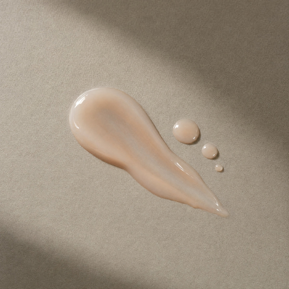 Avène Ultra Serum SPF50+ texture swatch